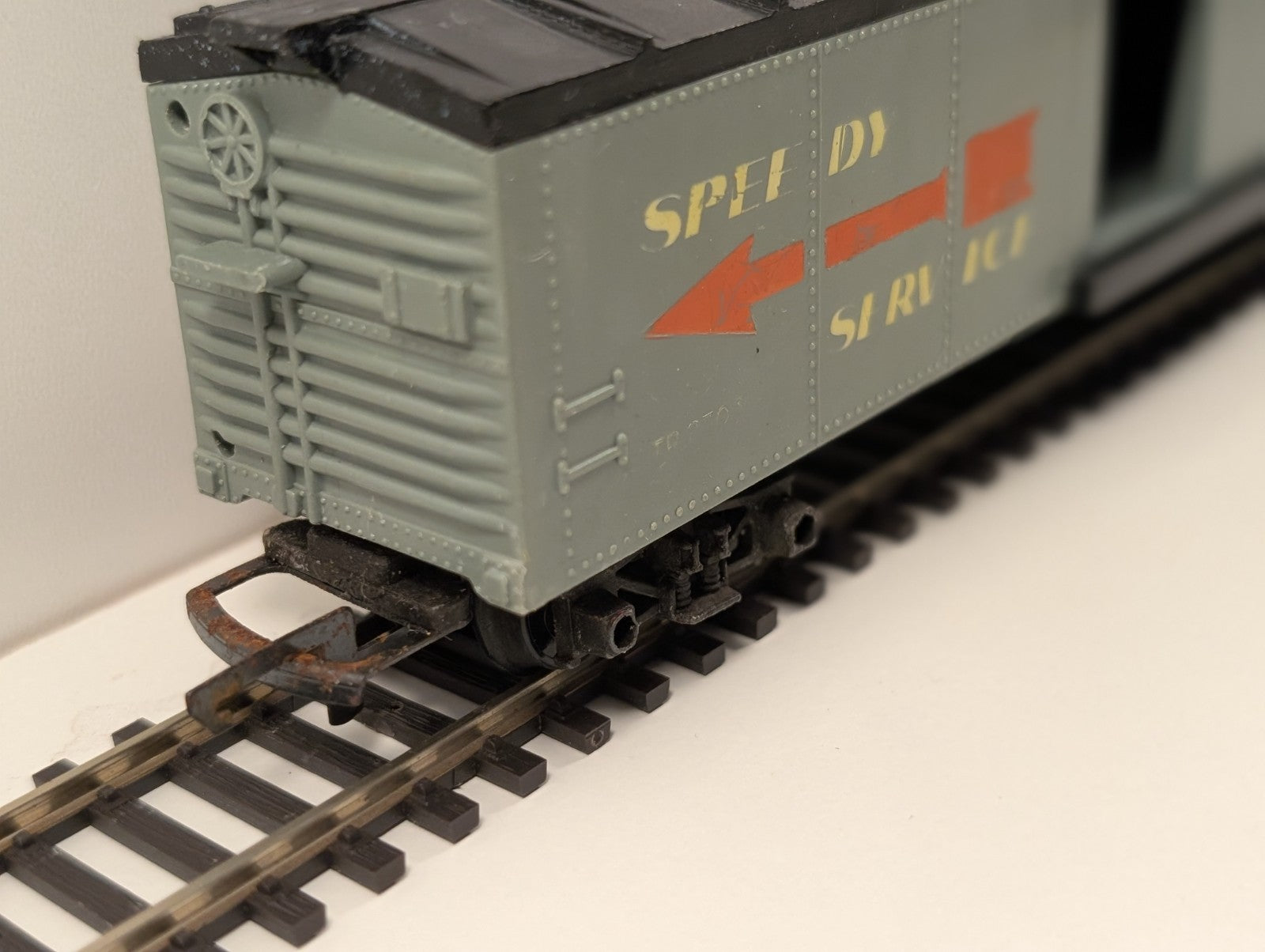 Tri-ang R136 OO Gauge “Speedy Service” Boxcar – Missing Door