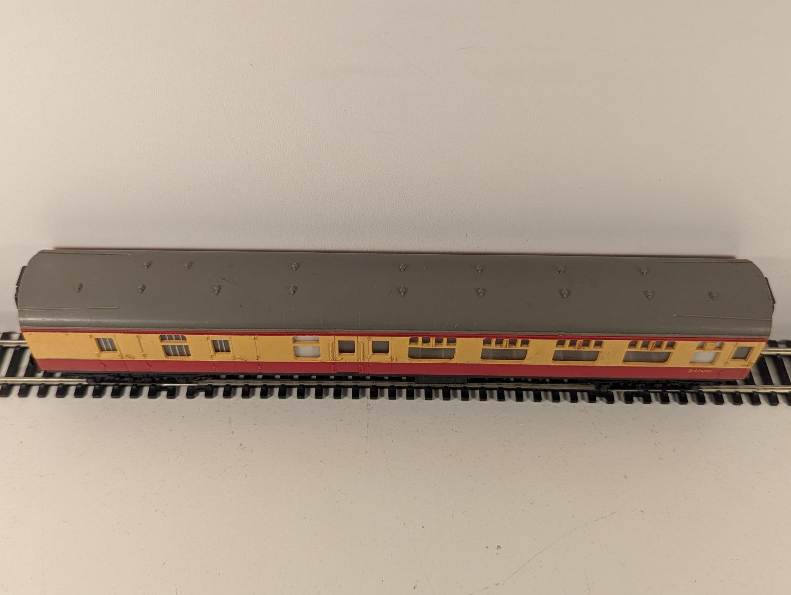 Hornby Tri-ang R627 OO Gauge BR Brake 2nd Coach 34100