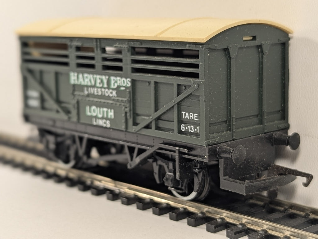 Hornby OO Gauge Harvey Bros Livestock Wagon Goods Wagon 12563 R013