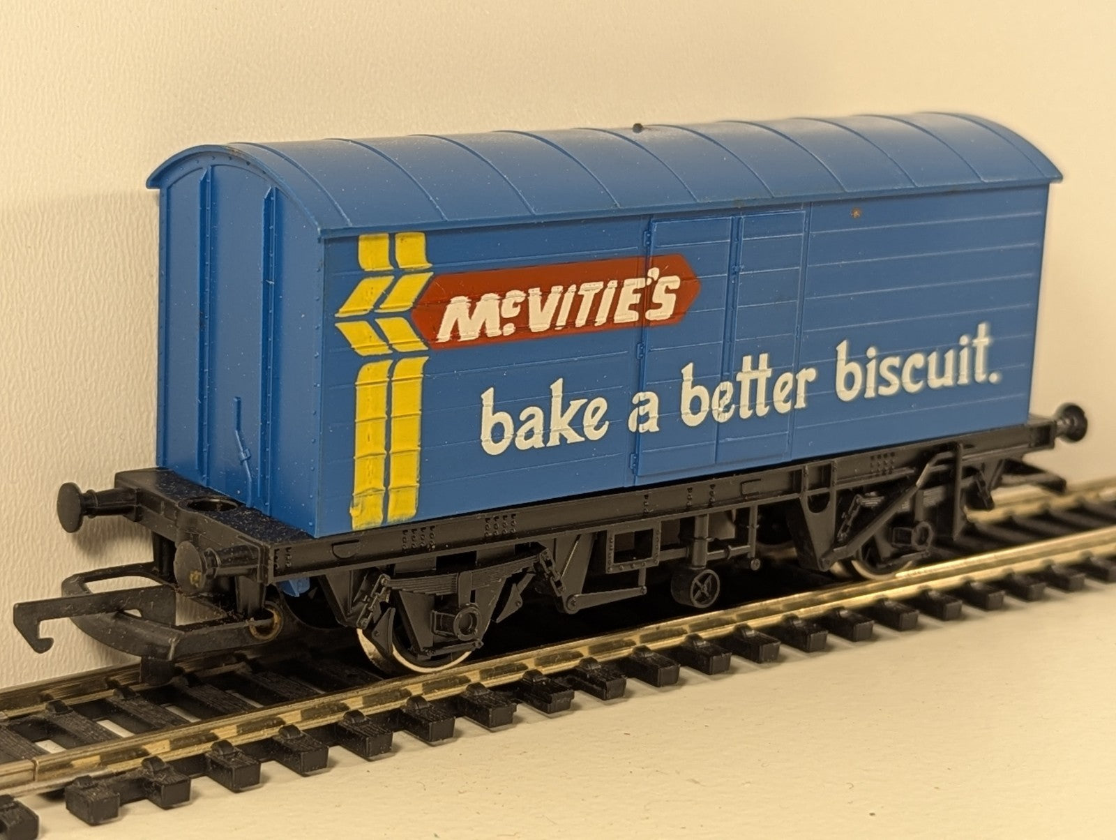 Hornby R727 OO Gauge McVitie's Biscuits Closed Van