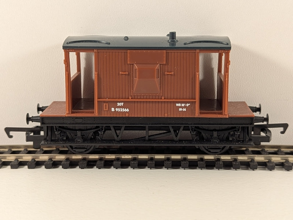 Hornby 20T Brake Van – Brown with Grey Roof – OO Gauge