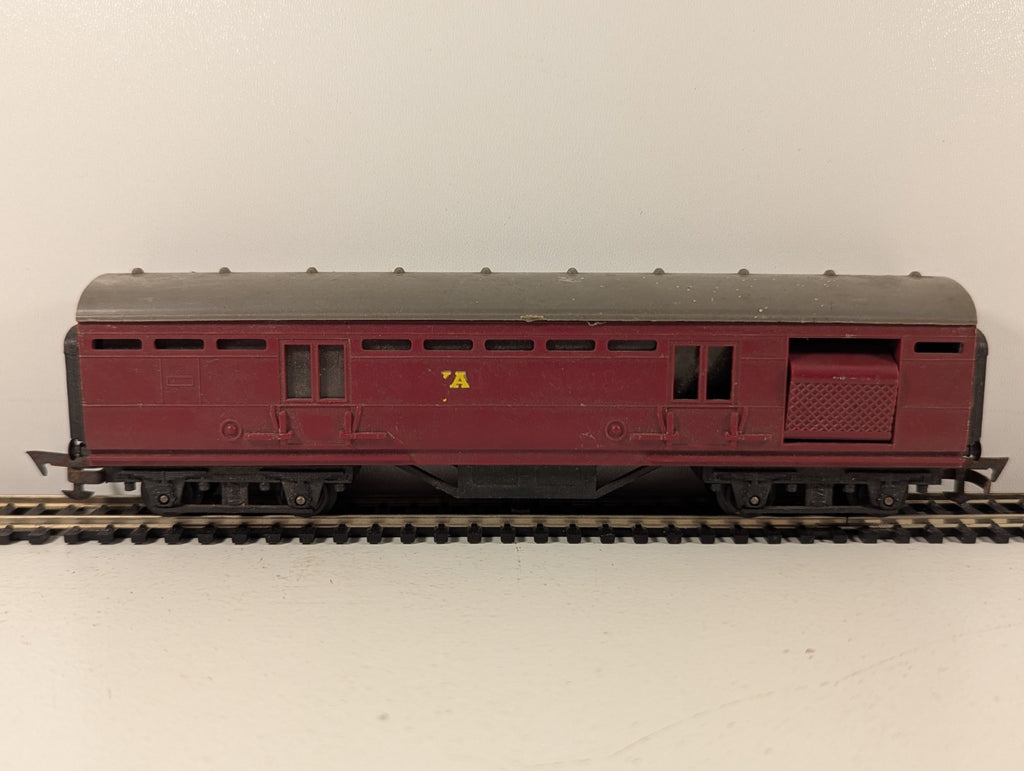 Tri-ang OO Gauge Operating Royal Mail Coach (Lettering Missing)