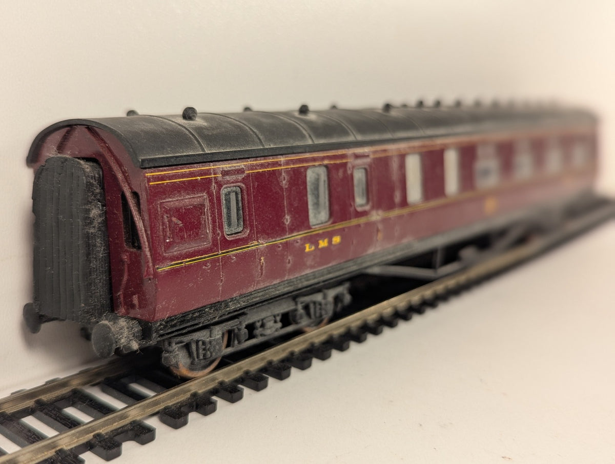 Airfix OO Gauge 57ft Corridor Brake Third Passenger Coach 5542 LMS Maroon 54251