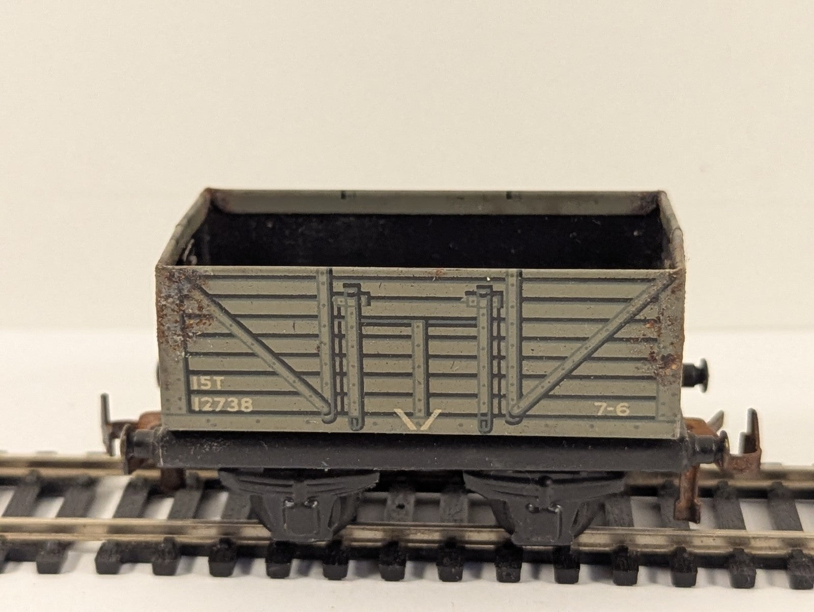 Trix Twin Railway 15 Ton High-Sided Plank Wagon OO Gauge - Chipped Decals