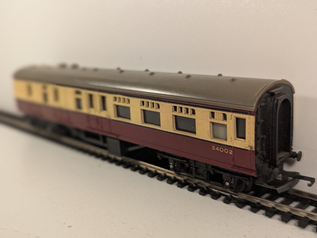 Tri-ang R28 OO Gauge BR Blood & Custard Brake Third Coach