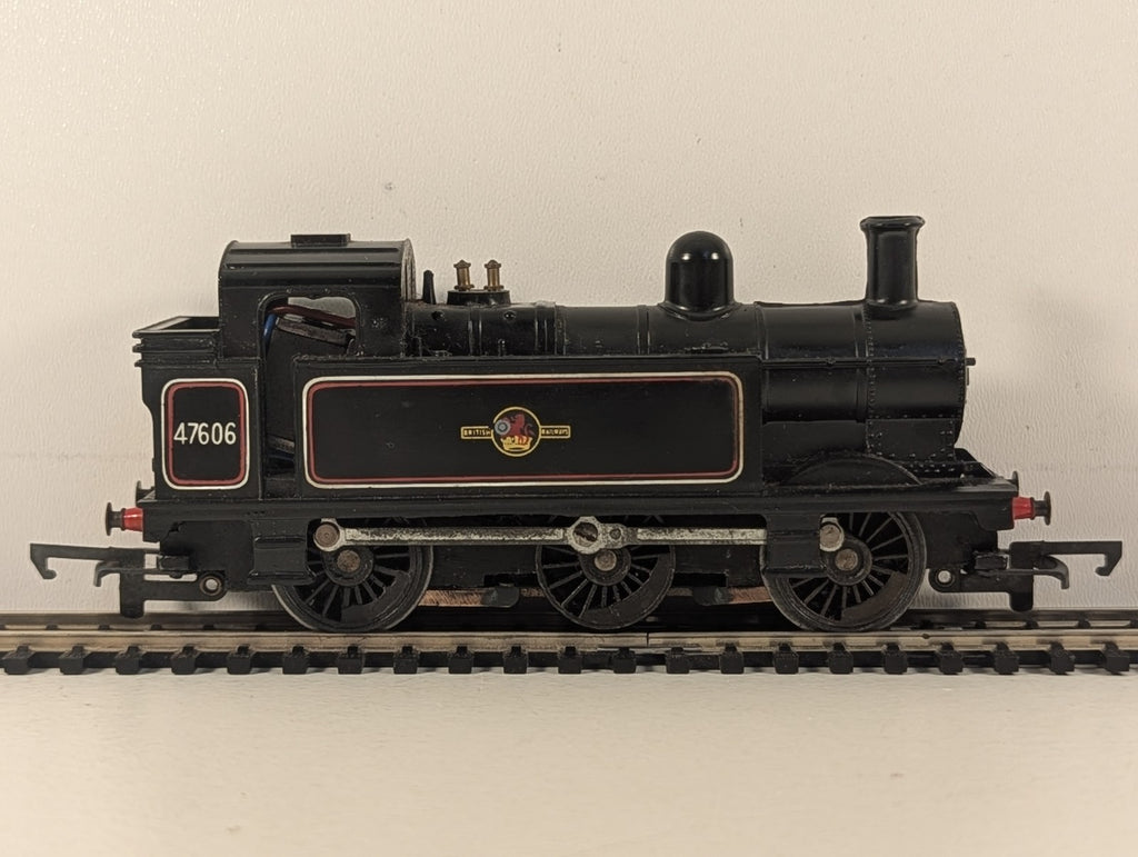 Hornby OO Gauge Class 3F Jinty 0-6-0T Locomotive 47606 BR Black (Early Emblem)