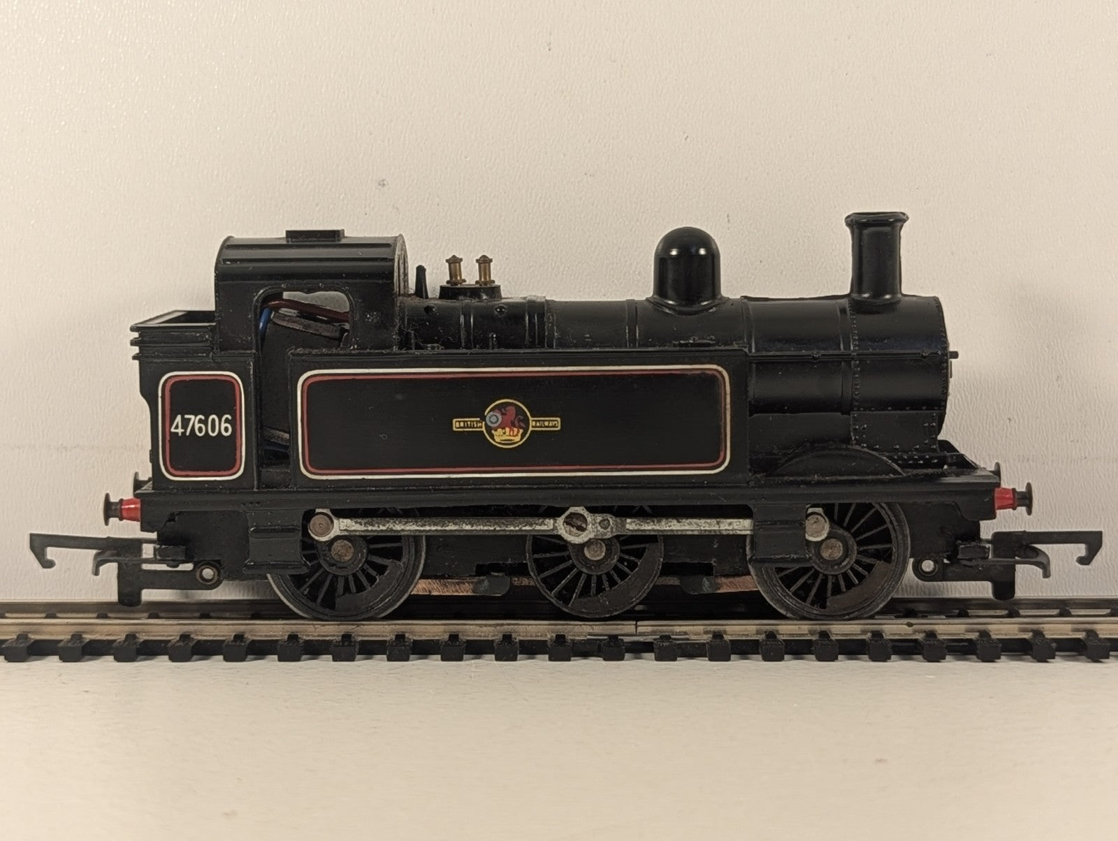 Hornby OO Gauge Class 3F Jinty 0-6-0T Locomotive 47606 BR Black (Early Emblem)