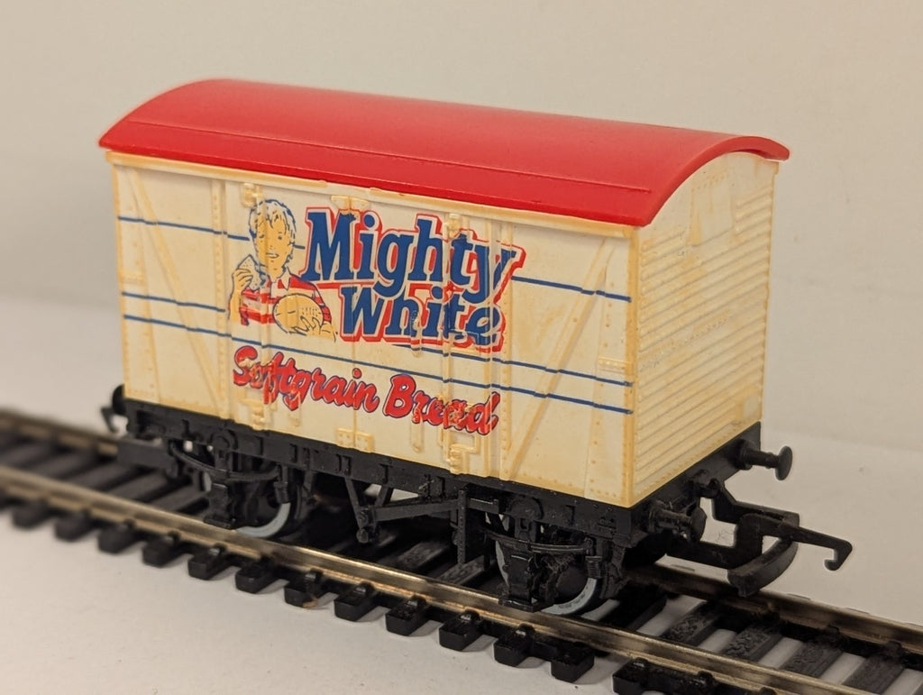 Hornby R726 Mighty White Softgrain Bread Closed Van OO Gauge