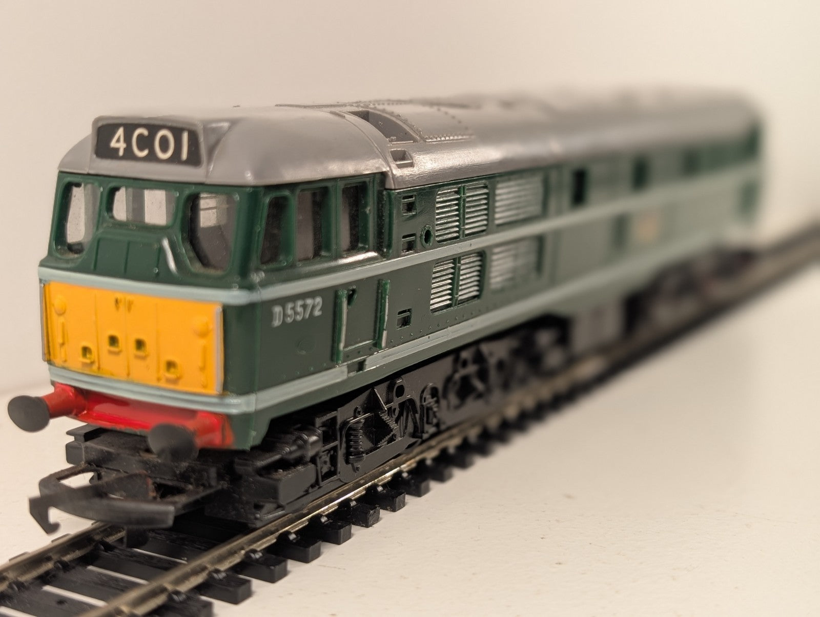 Tri-ang Hornby R3572 OO Gauge BR Class 31 Diesel Locomotive D5572 Missing Buffer