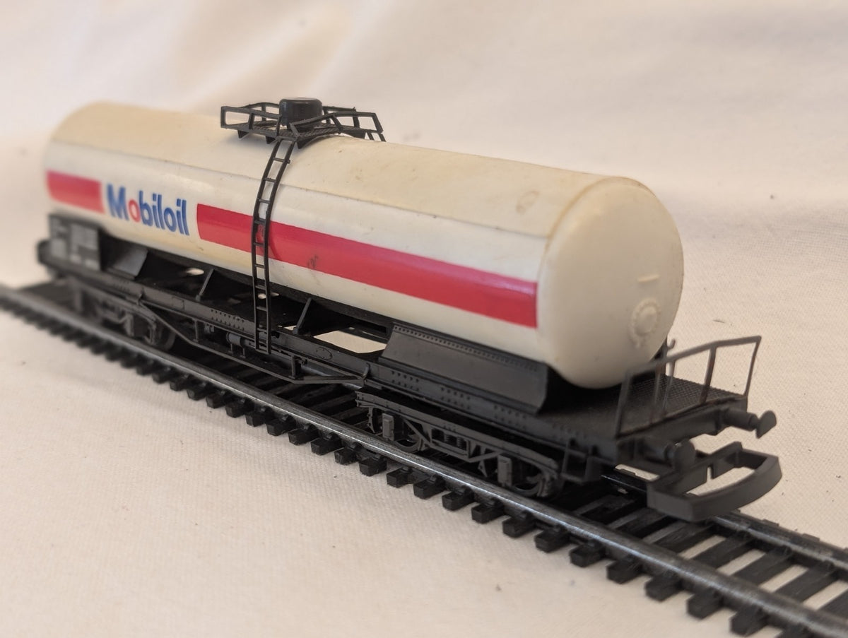 Lima 302903 HO Scale Mobil Oil Single Dome Tank Wagon