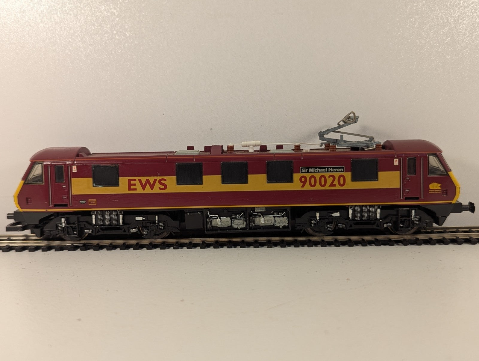 Hornby BR Class 90 EWS Electric Locomotive OO Gauge - Missing Coupling