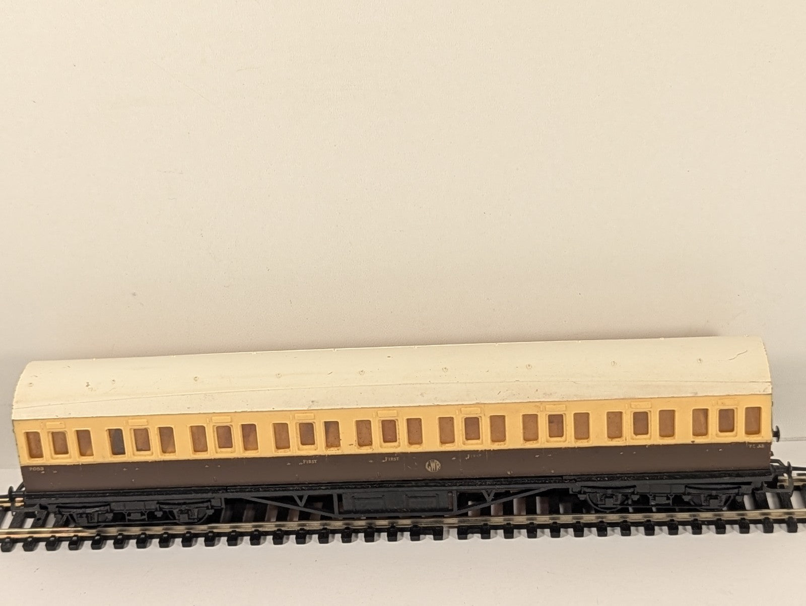 Graham Farish OO Gauge GWR Compartment Coach 7053