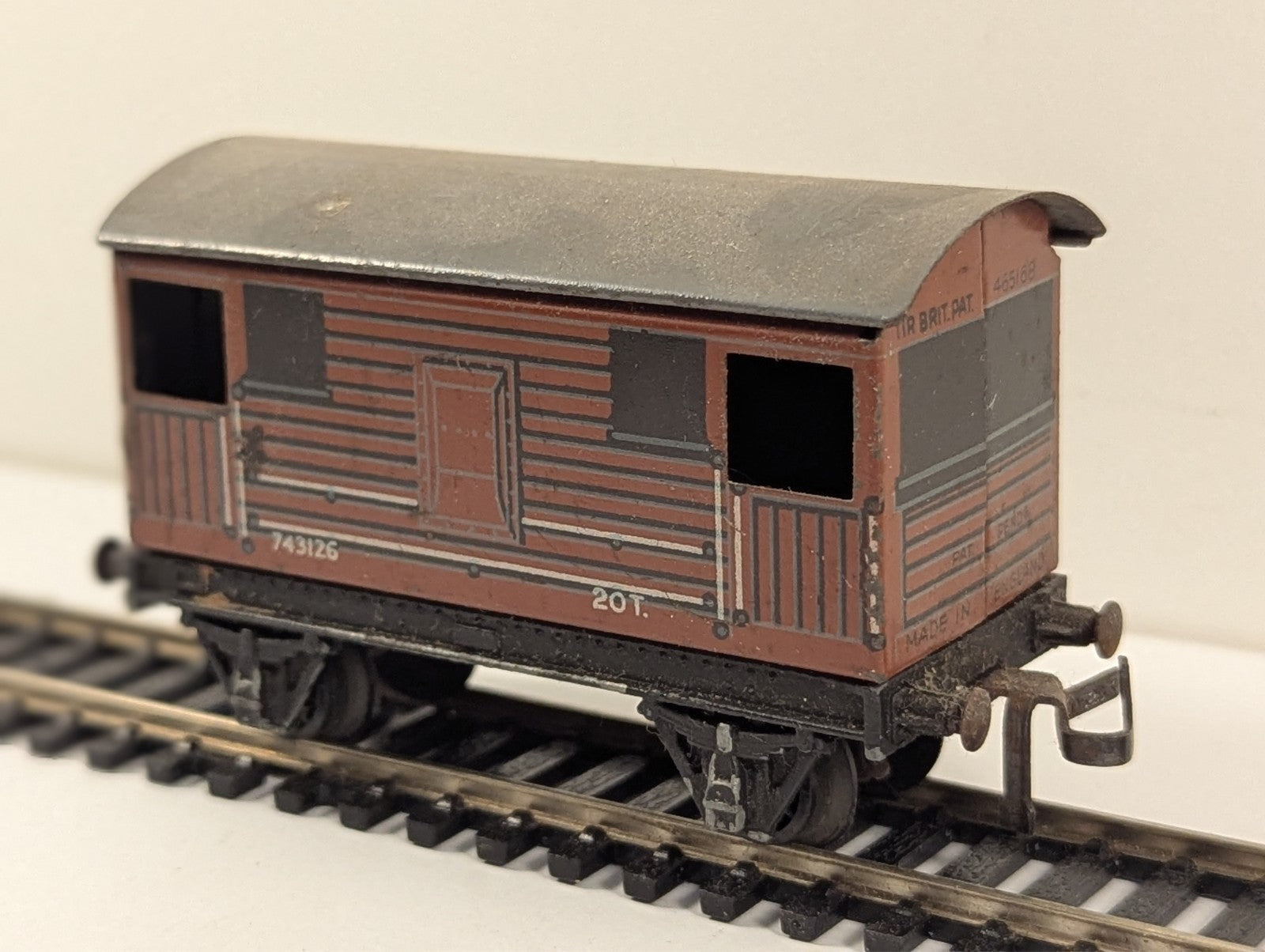 Trix Twin Railway 20 Ton Goods Brake Van OO Gauge - Damaged Roof