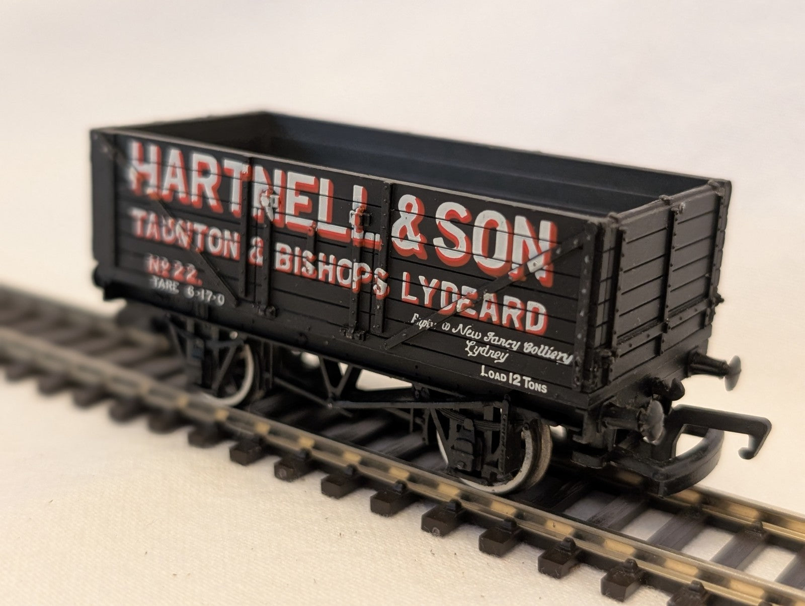 Bachmann OO Gauge 8 Plank Wagon Hartnell & Son Goods Wagon 22 37-11