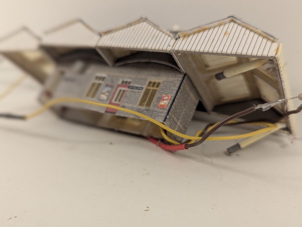 Metcalfe N Gauge Island Platform Building with lights
