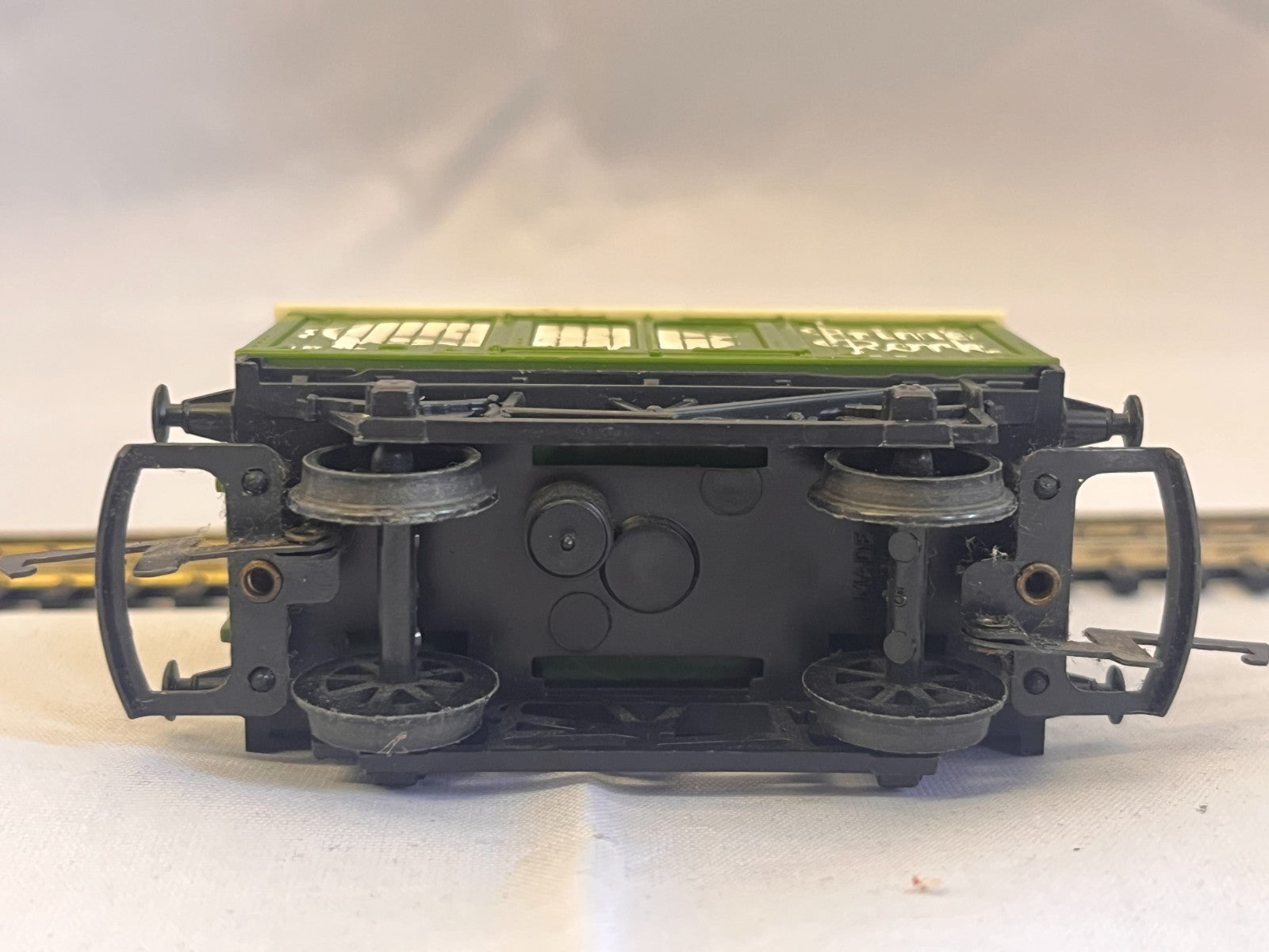 Hornby R216 OO Gauge Prime Pork Closed Box Van Green