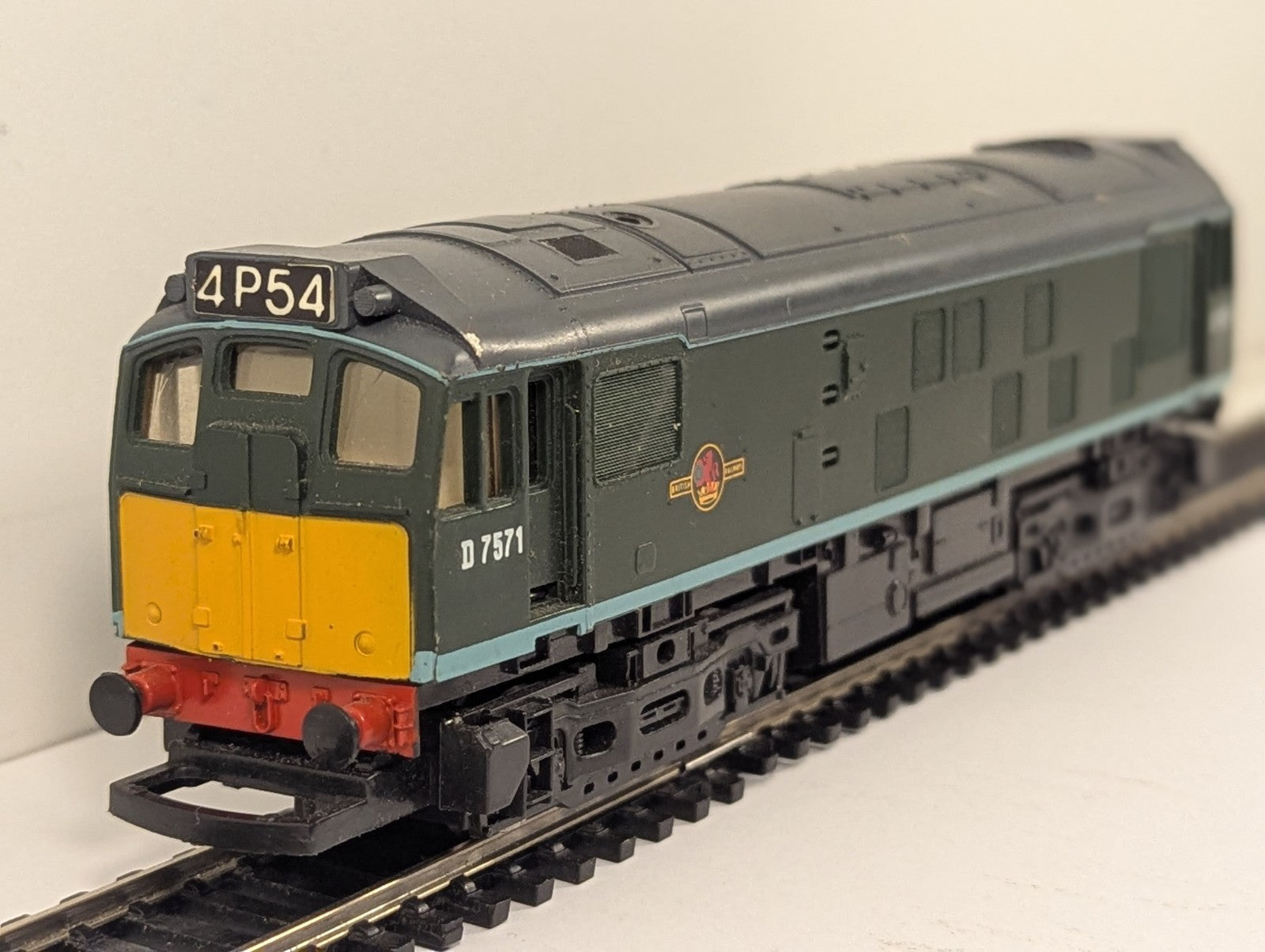 Hornby R327 BR Class 25 D7571 Diesel Locomotive OO Gauge