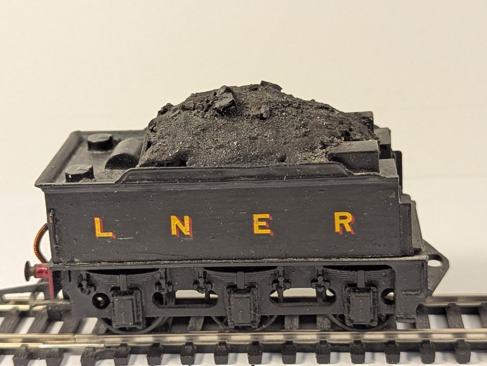 Mainline Class 2P 4-4-0 Steam Locomotive 40568 BR Black OO Gauge