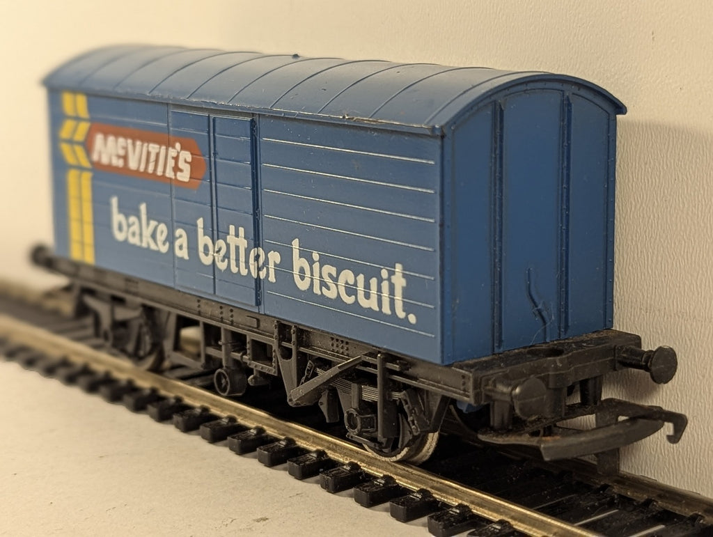Hornby OO Gauge McVitie's Ventilated Box Van Goods Wagon McVitie's Blue R010