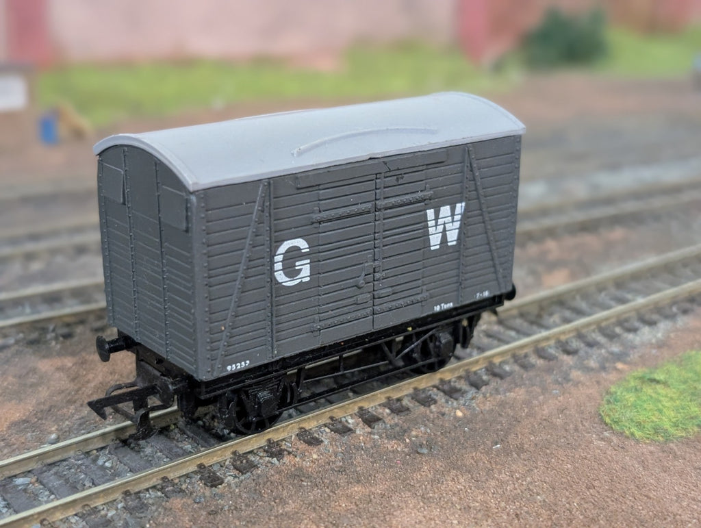 Graham Farish 12304Farish Single Vent Van in GWR Grey
