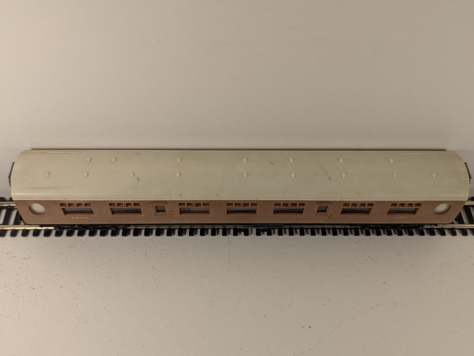 Hornby R745 OO Gauge LNER Corridor Full Third Coach