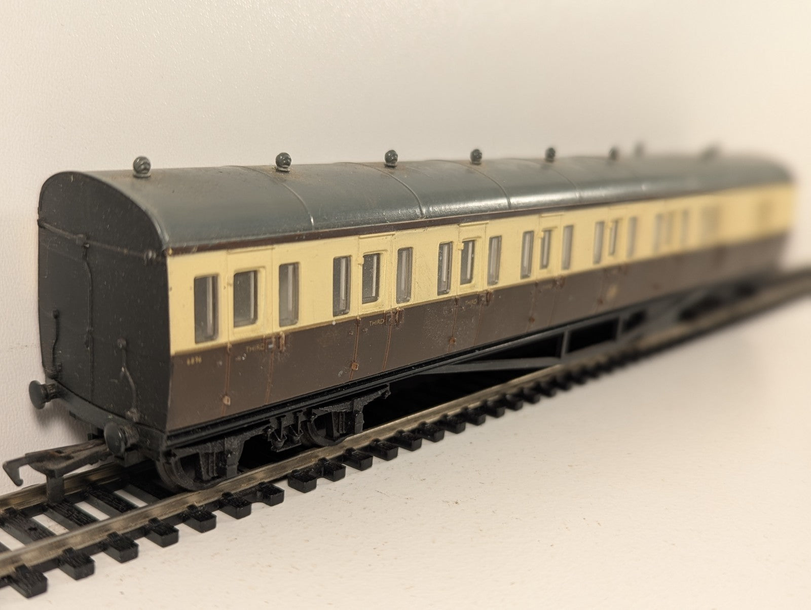 Airfix OO Gauge GWR Suburban Brake Coach Chocolate & Cream