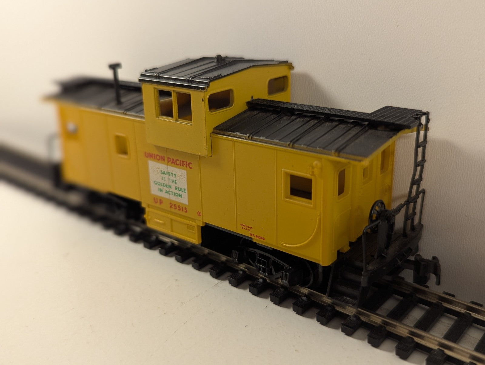 AHM HO Gauge Union Pacific Extended Vision Caboose