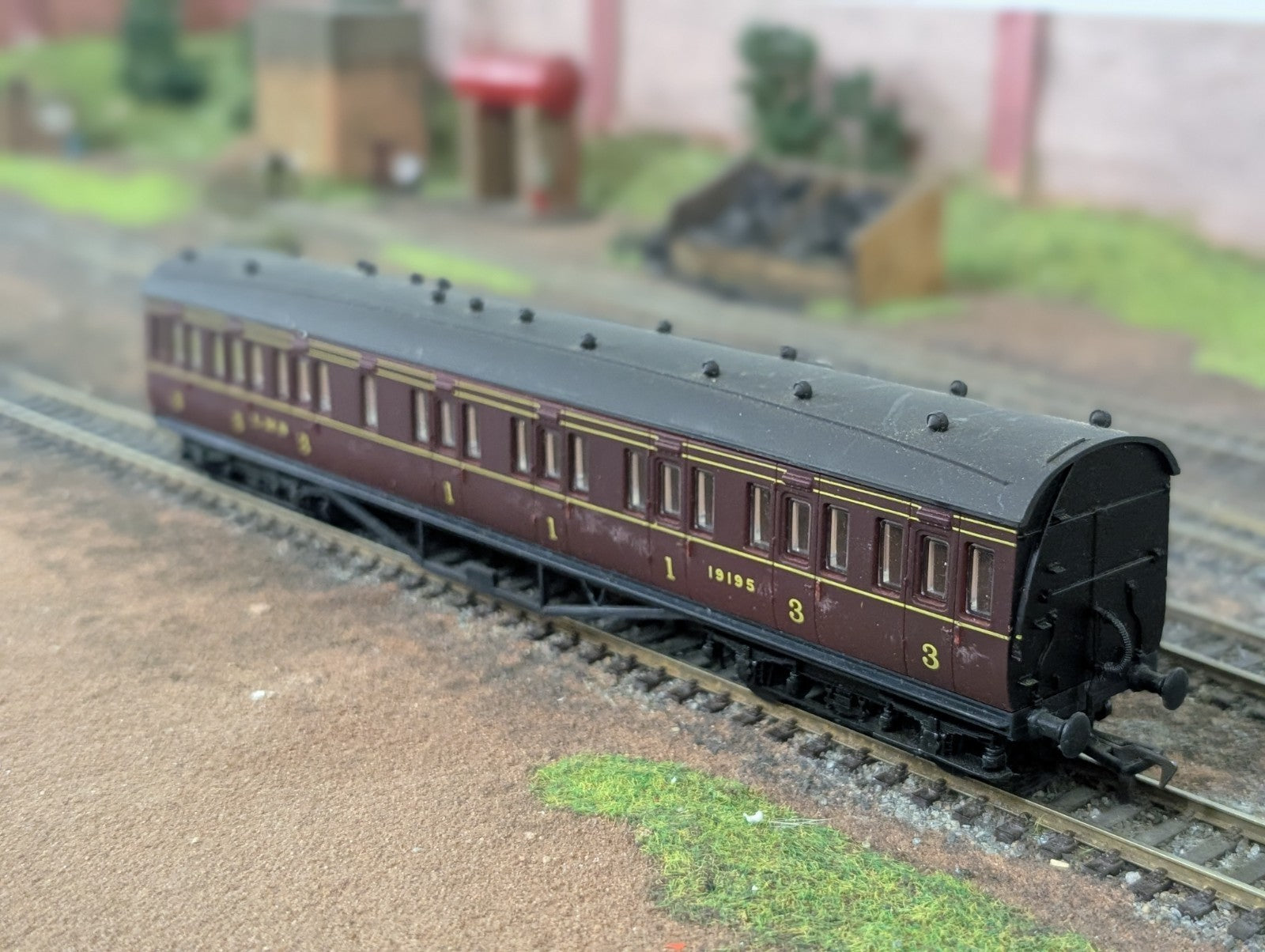 Airfix 57ft LAV Composite Non-Corridor Coach 19195