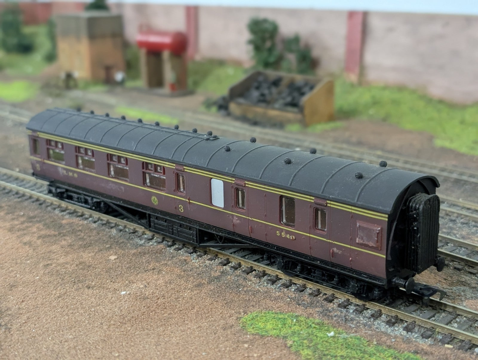 Airfix Railways LMS S7 Brake 3rd Corridor Coach, No. 5542