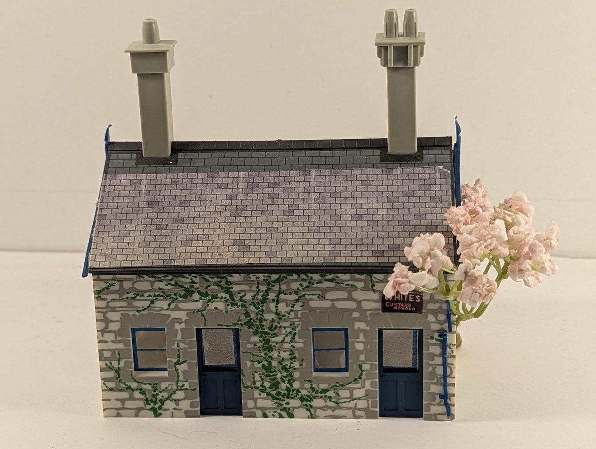 Hornby OO Gauge Country Cottage Building R501