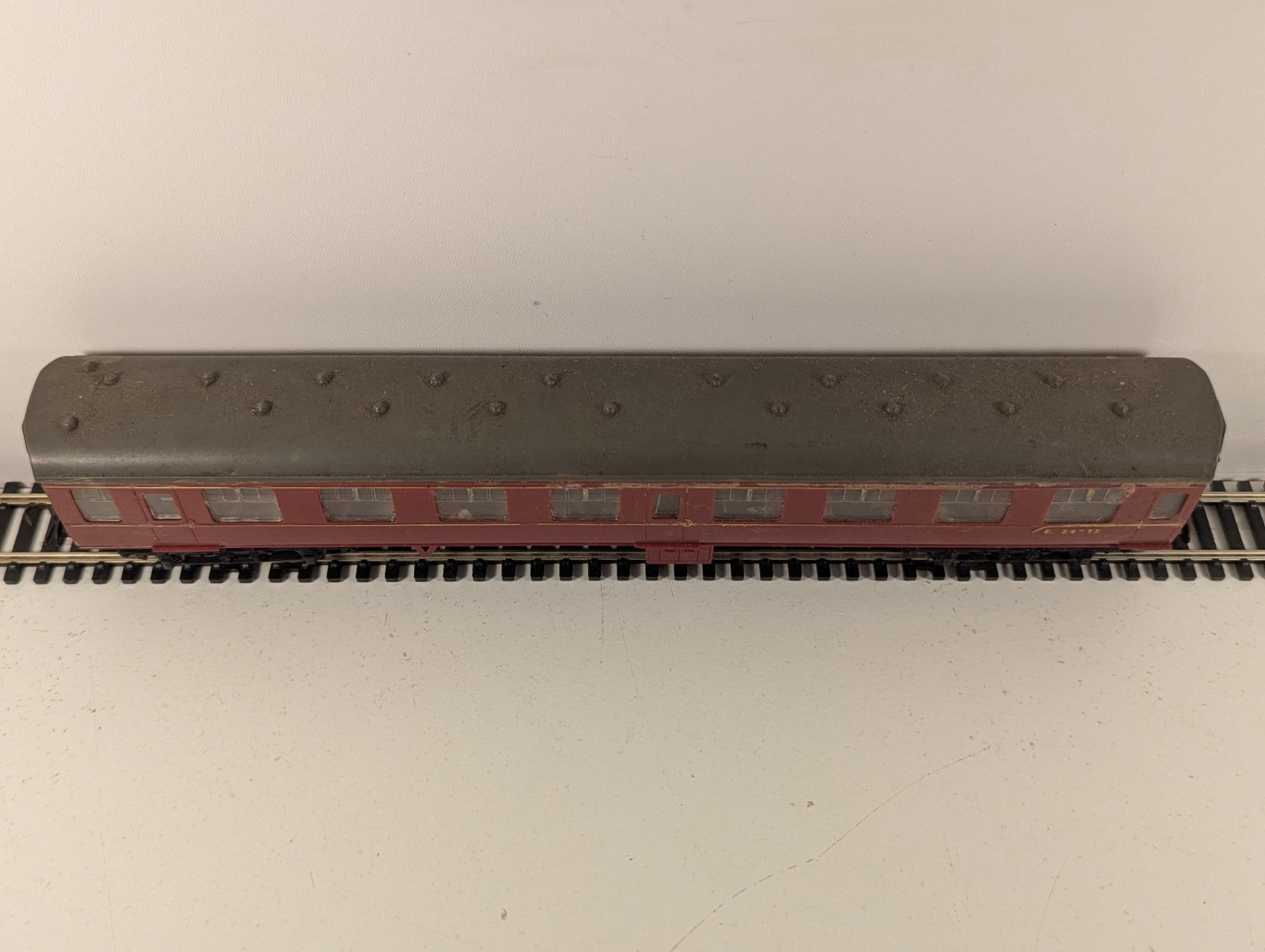 Kitmaster BR Mk1 Maroon Coach Kit Built OO Gauge - Damaged & Missing Coupling