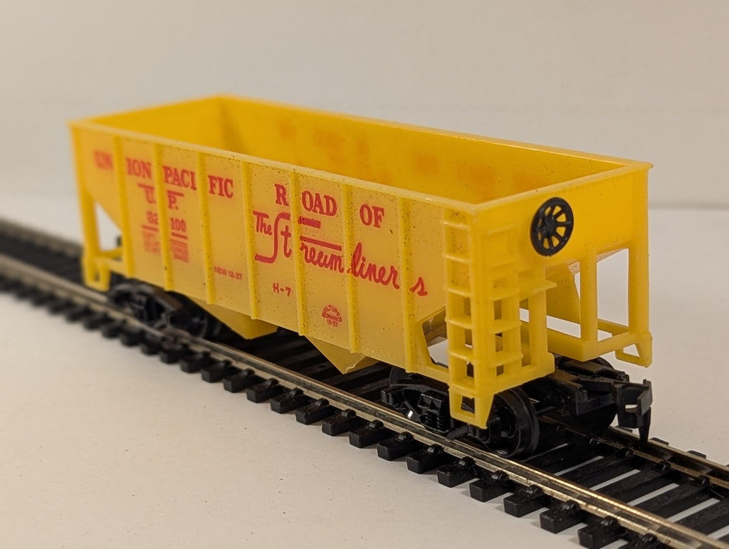 HO Gauge 2-Bay Offset Side Hopper Wagon 32100 Union Pacific Yellow