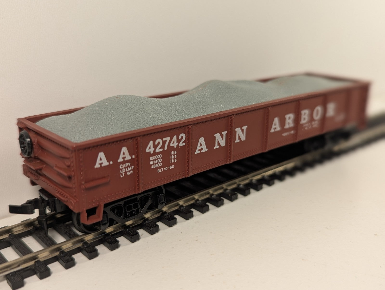 AHM HO Gauge Ann Arbor Gondola With Gravel Load