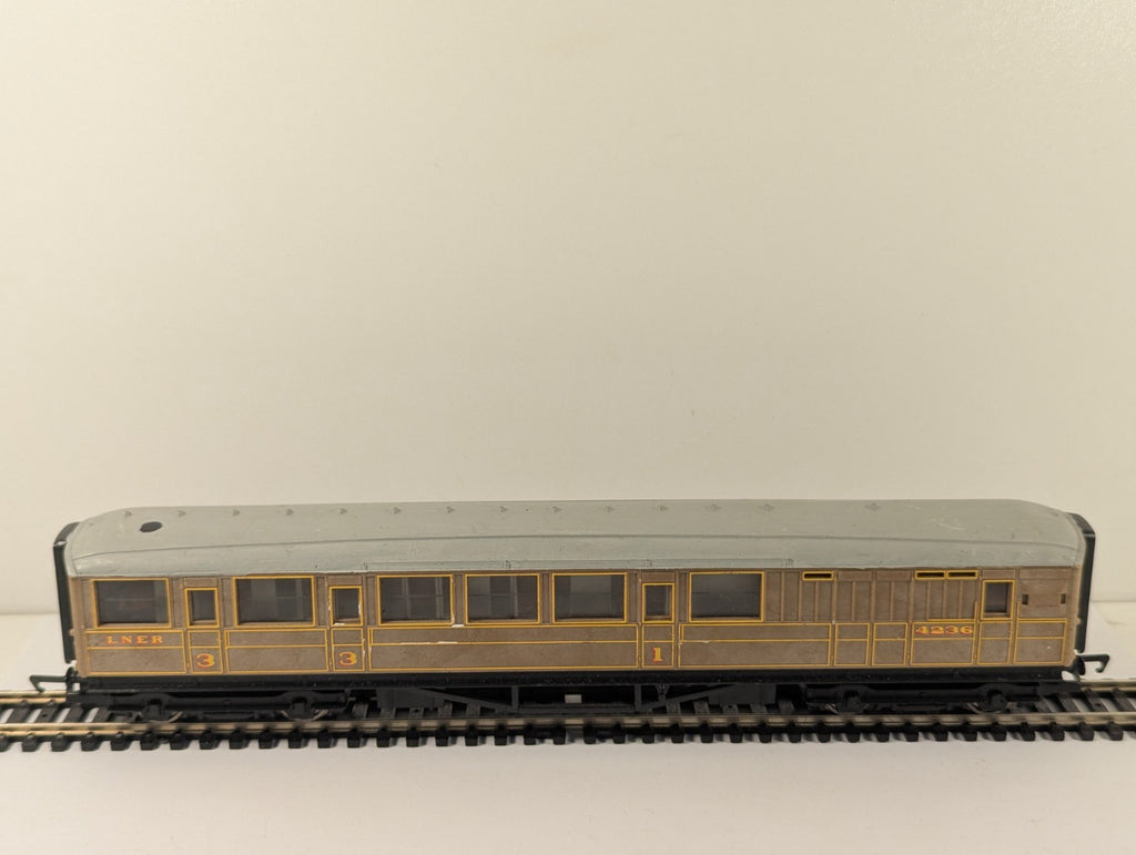 Hornby R1039 OO Gauge LNER Teak Composite Brake End Coach 4236