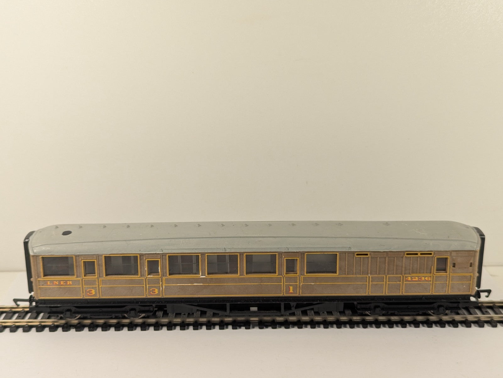 Hornby R1039 OO Gauge LNER Teak Composite Brake End Coach 4236