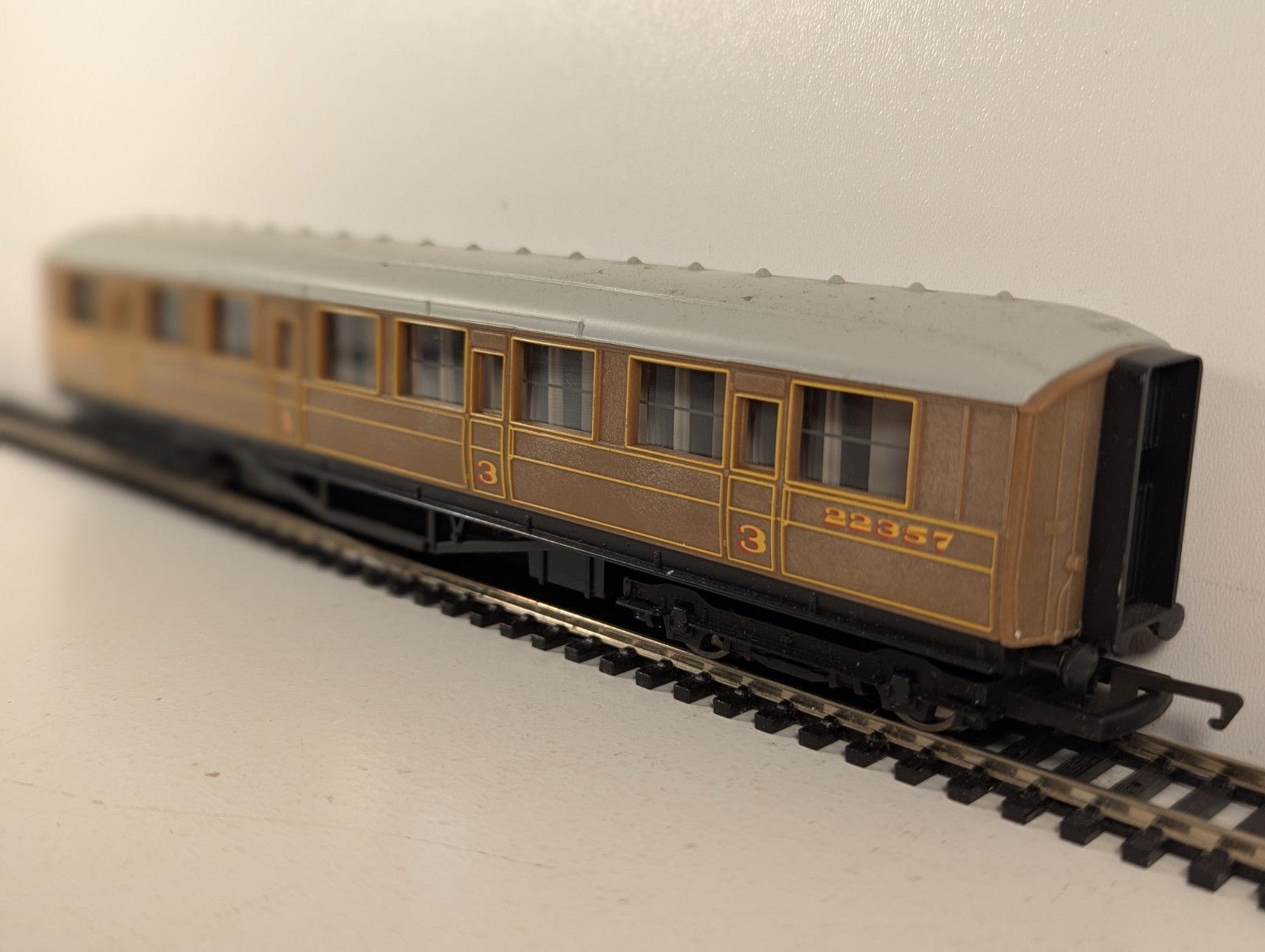 Hornby OO Gauge LNER Teak Composite Coach Passenger Coach 22357