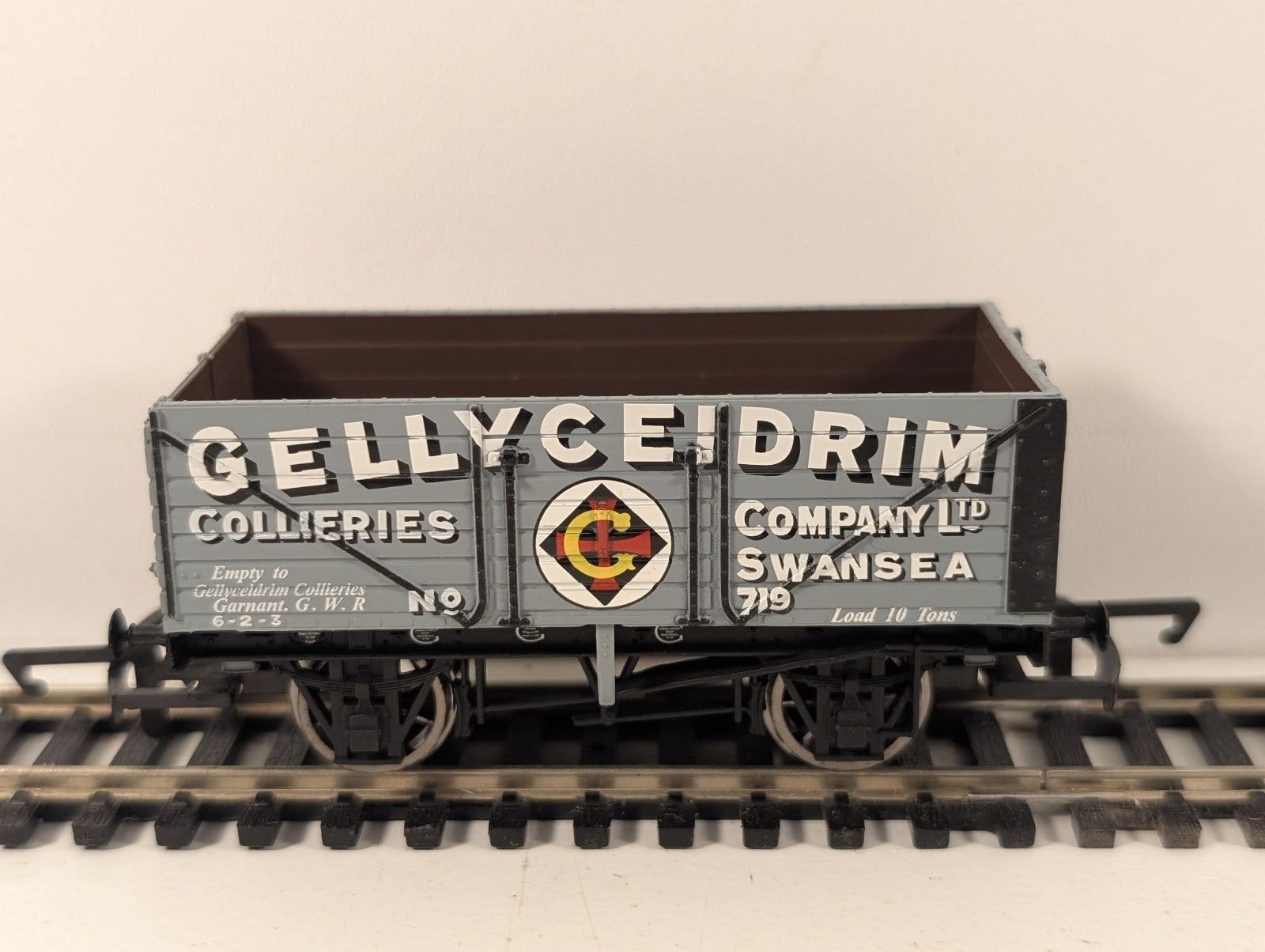 Hornby OO Gauge Grey Gellyceidrim Collieries 7 Plank Open Wagon