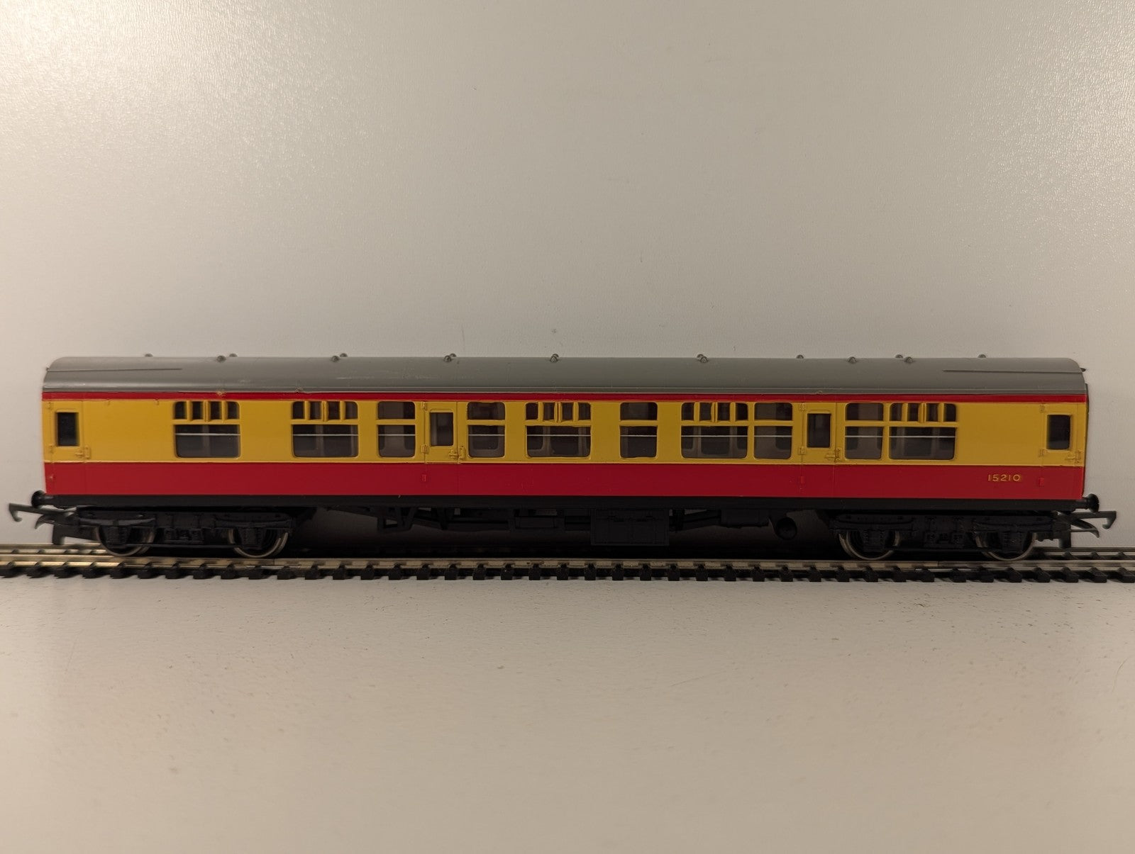 Hornby OO Gauge LMS Style Composite Coach Passenger Coach 15210