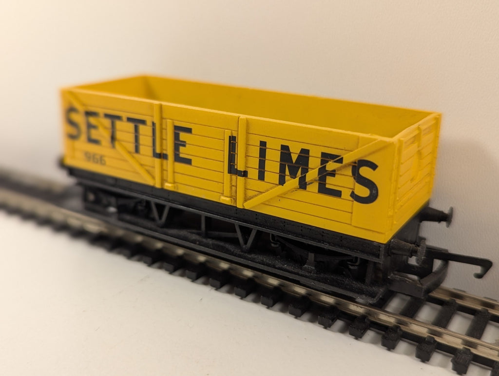 Hornby OO Gauge Settle Limes Open Plank Wagon 966