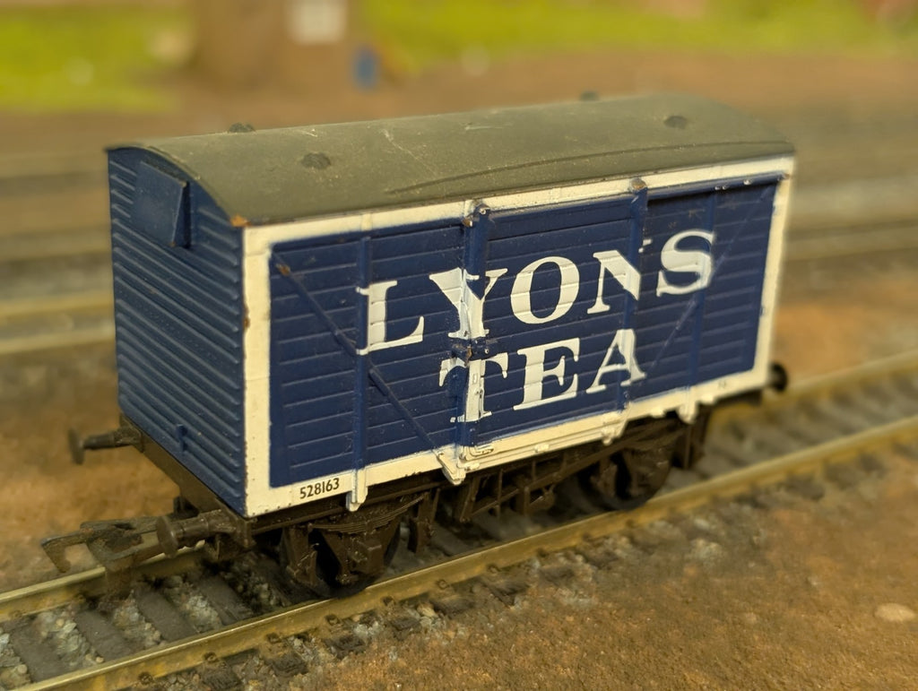 Airfix 54302 OO Gauge 12T Single Vent Van No. 528163 "Lyons Tea"