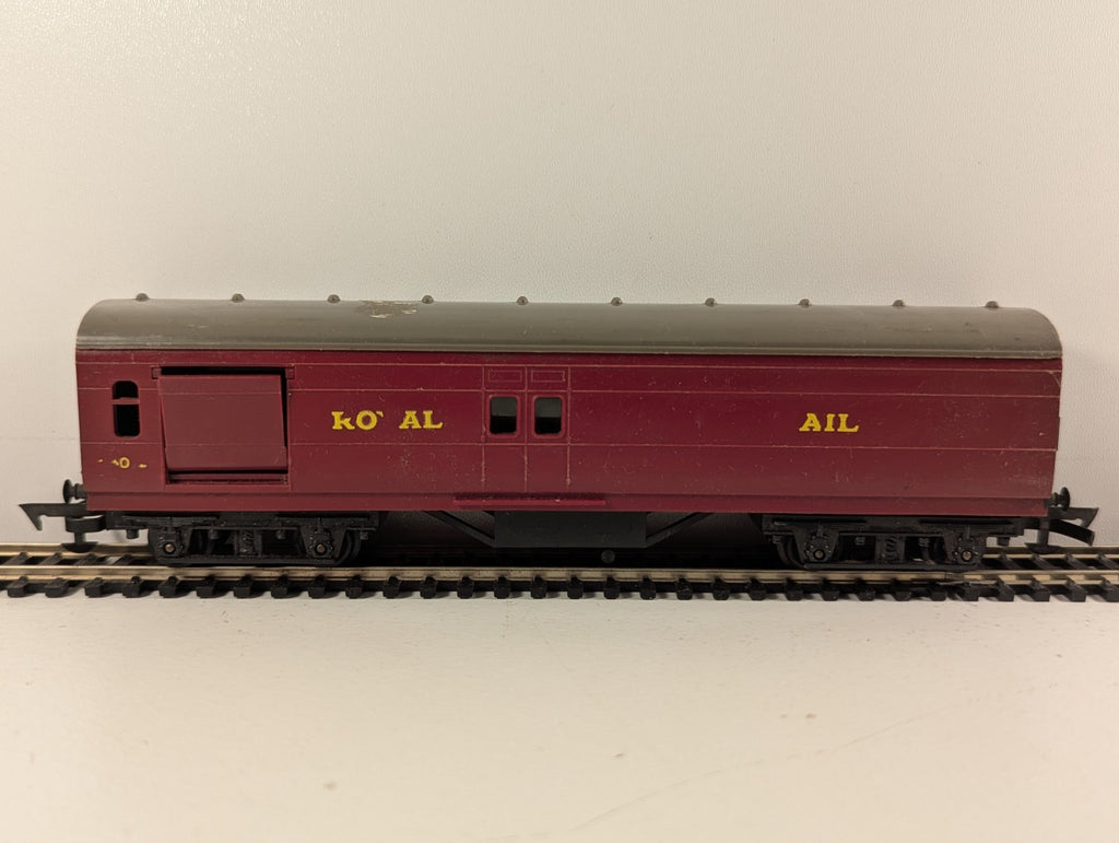 Tri-ang R23 OO Gauge Maroon Operating Royal Mail Coach