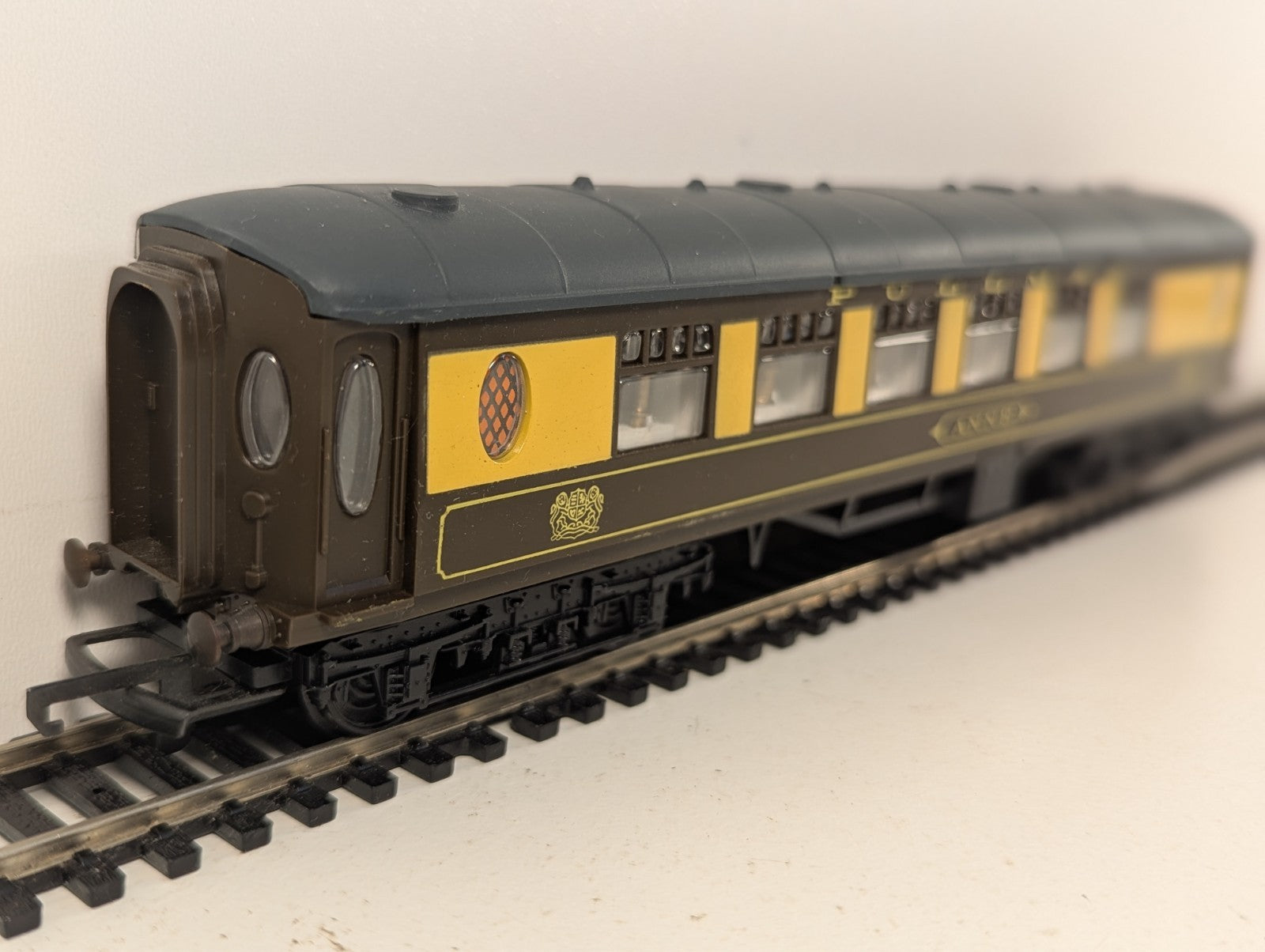 Tri-ang OO Gauge Pullman Coach "Anne"