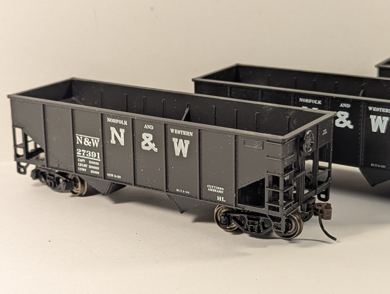 Athearn HO Gauge 34ft Ribbed Hopper Wagons Norfolk & Western