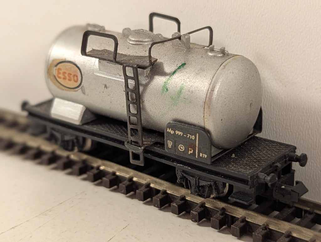 Lima MicroModels N Gauge Esso Tank Wagon - Missing Coupler