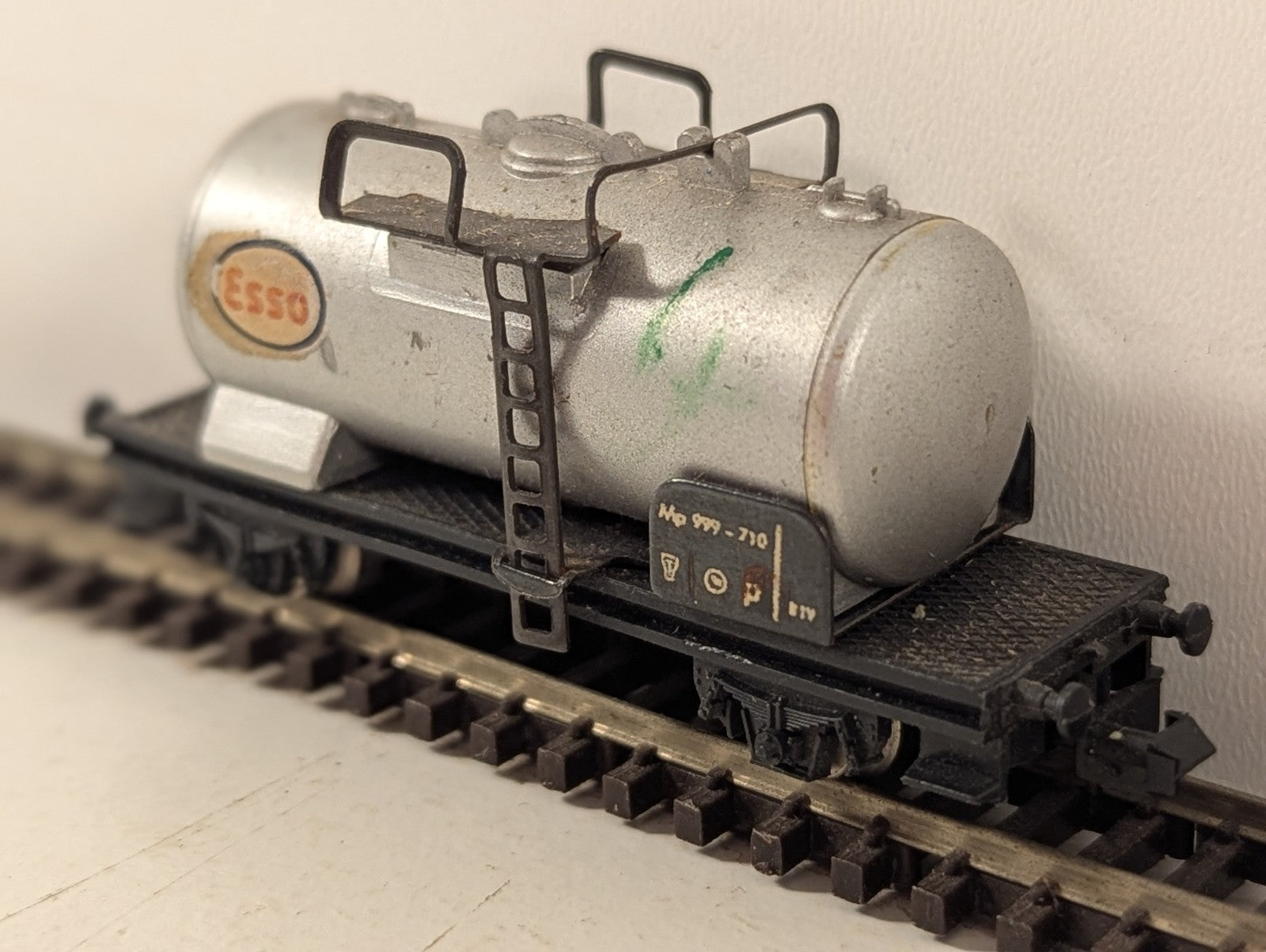 Lima MicroModels N Gauge Esso Tank Wagon - Missing Coupler