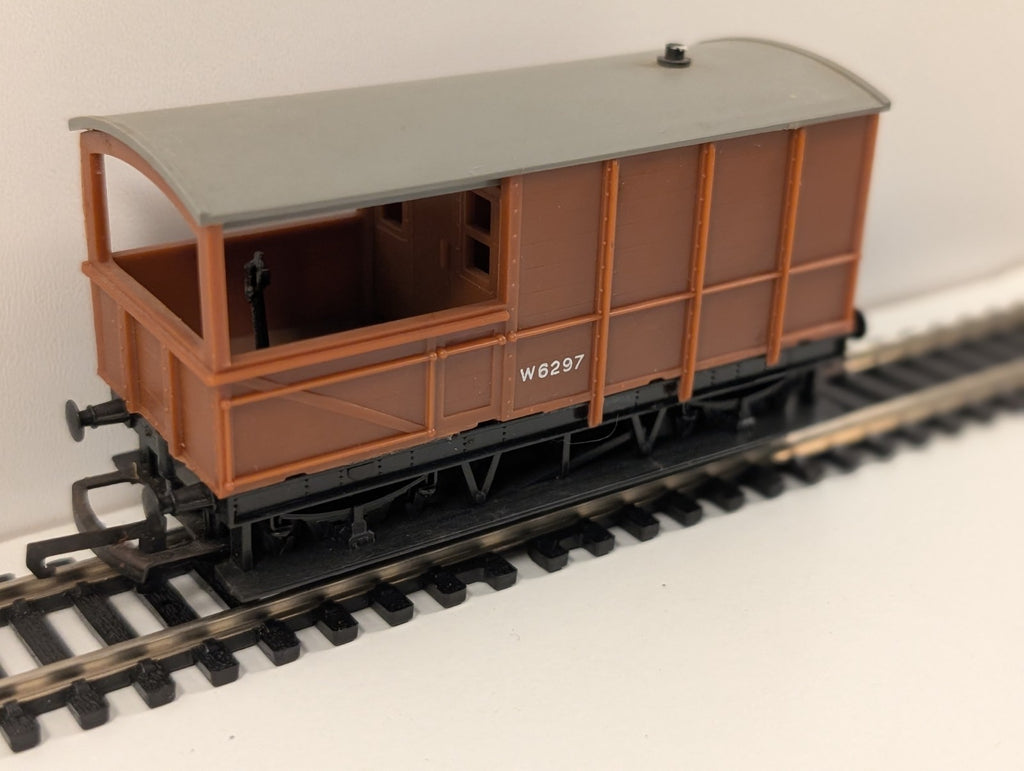Tri-ang R124 OO Gauge Brake Van – BR Brown Livery