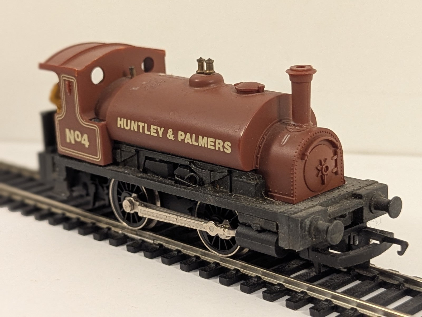 Hornby OO Gauge Holden Class 101 0-4-0ST Locomotive Huntley & Palmer