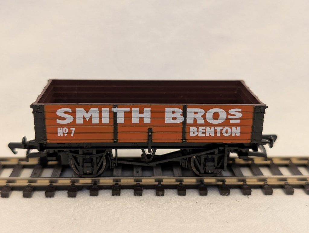 Hornby OO Gauge 7 Plank Wagon Smith Bros Benton Goods Wagon R6224