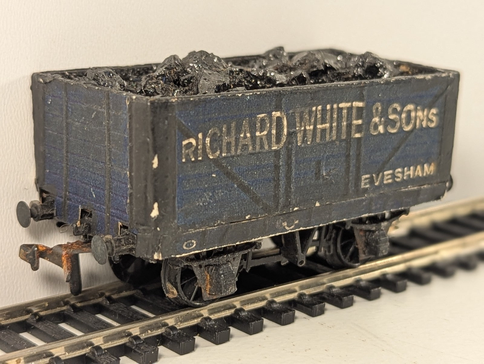 Peco Products R52-3W OO Gauge 7 Plank Wagon Richard White - missing coupler