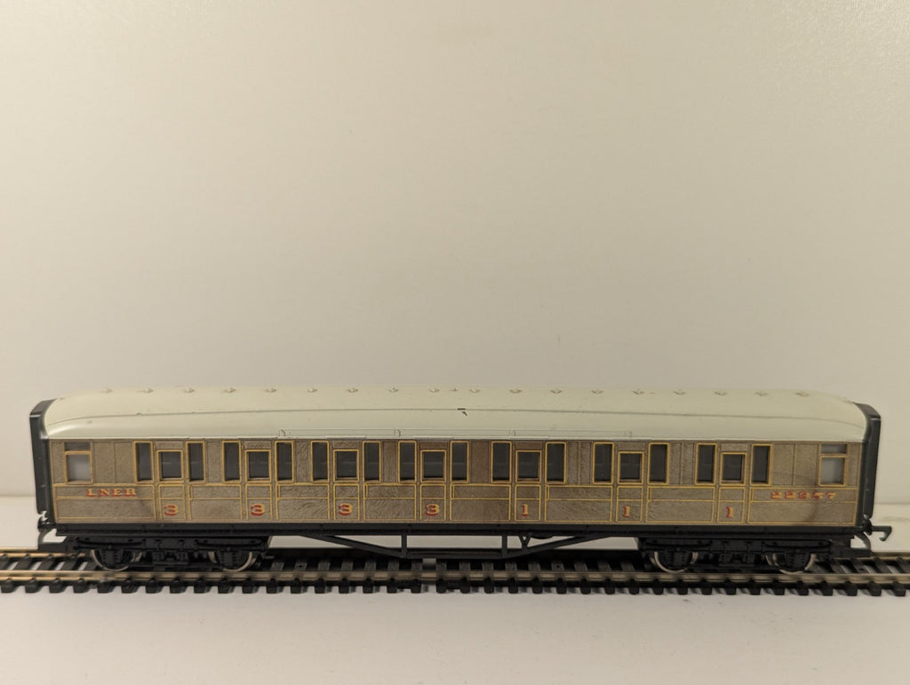 Hornby R4332 RailRoad OO Gauge LNER Teak Composite Coach